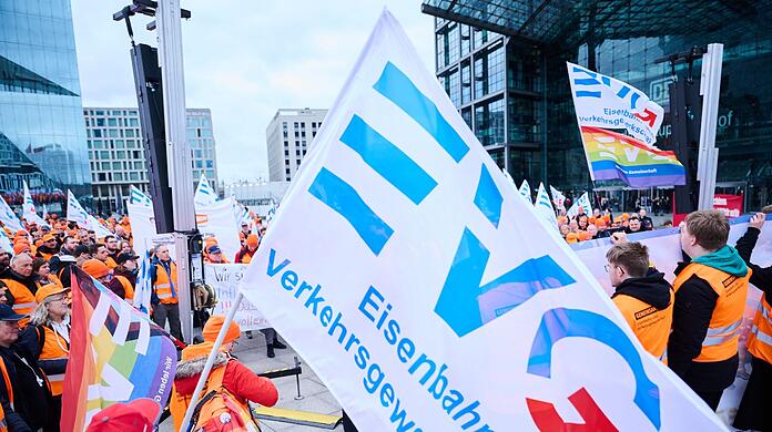 Eine Demonstration der Eisenbahn- und Verkehrsgewerkschaft (EVG) vor dem Berliner Hauptbahnhof.