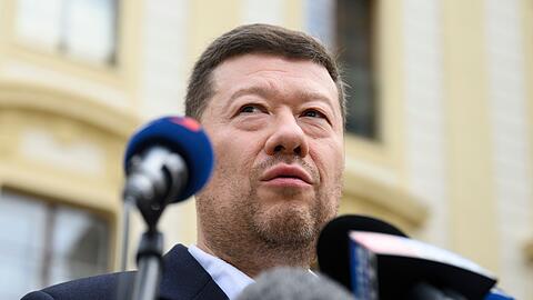 Der tschechische SPD-Vorsitzende Tomio Okamura spricht mit Reportern nach einem Treffen mit Präsident Pavel, der ihn zu einer Konsultation nach den Wahlen eingeladen hatte.