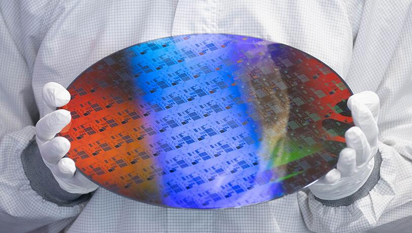 Bei der Chip-Herstellung werden Milliarden winzigster Schaltkreise übereinander geschichtet. (Symbolbild) Bei der Chip-Herstellung werden Milliarden winzigster Schaltkreise übereinander geschichtet. (Symbolbild)