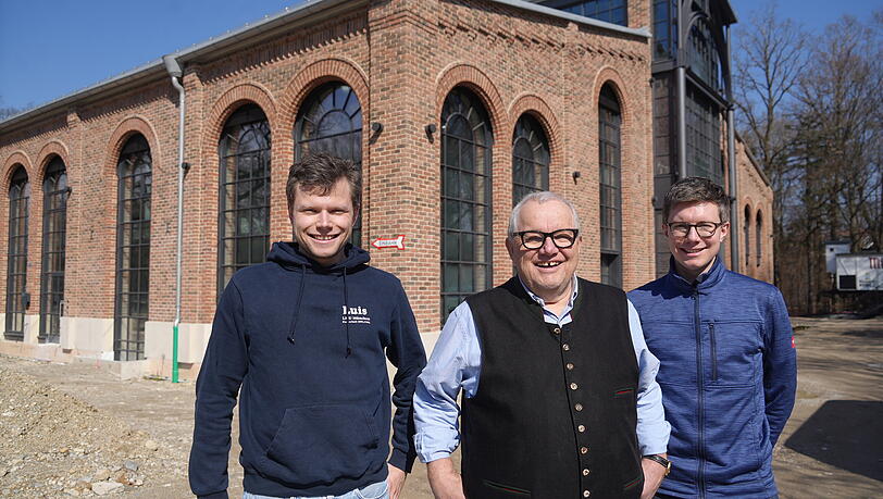 Ein starkes Trio: Dietrich Sailer (M.) und seine beiden S&ouml;hne. Luis (l.) ist wie sein Vater Kaufmann und au&szlig;erdem Brauer. Schon mit 16 hat er die Pr&uuml;fung zum Biersommelier gemacht. Leo (r.) ist Jurist mit fr&uuml;hkindlicher Bierpr&auml;gung: Er wurde auf dem Oktoberfest w&auml;hrend des Schausteller-Gottesdienstes getauft.
