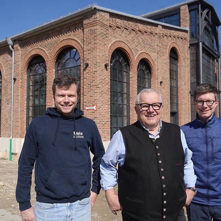 Ein starkes Trio: Dietrich Sailer (M.) und seine beiden S&ouml;hne. Luis (l.) ist wie sein Vater Kaufmann und au&szlig;erdem Brauer. Schon mit 16 hat er die Pr&uuml;fung zum Biersommelier gemacht. Leo (r.) ist Jurist mit fr&uuml;hkindlicher Bierpr&auml;gung: Er wurde auf dem Oktoberfest w&auml;hrend des Schausteller-Gottesdienstes getauft.