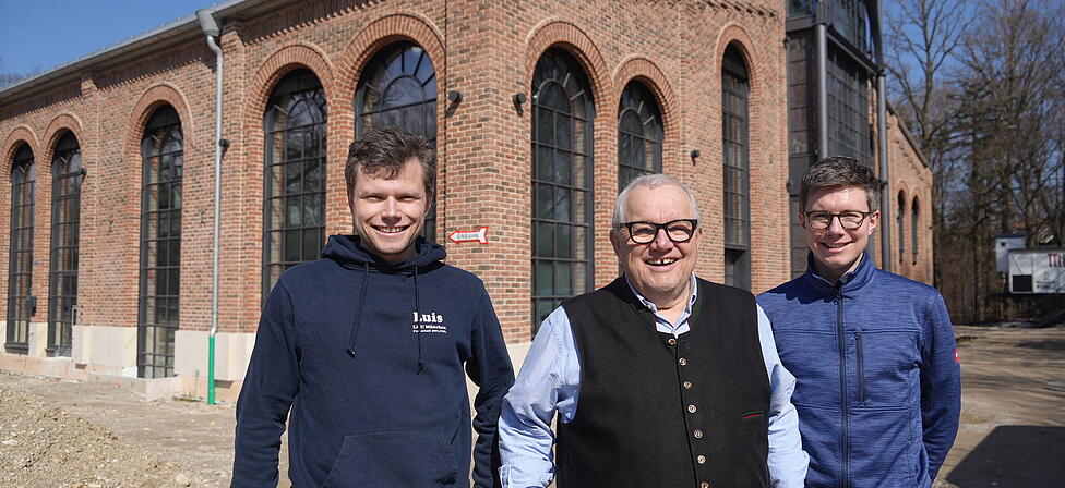 Ein starkes Trio: Dietrich Sailer (M.) und seine beiden S&ouml;hne. Luis (l.) ist wie sein Vater Kaufmann und au&szlig;erdem Brauer. Schon mit 16 hat er die Pr&uuml;fung zum Biersommelier gemacht. Leo (r.) ist Jurist mit fr&uuml;hkindlicher Bierpr&auml;gung: Er wurde auf dem Oktoberfest w&auml;hrend des Schausteller-Gottesdienstes getauft.