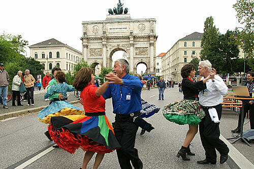 Aber auch der Münchner Tanzverein lässt sich nicht lumpen und tanzt die Leopoldstraße entlang.