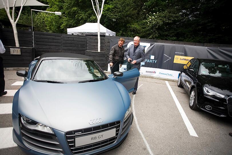 Links Herbert Hubauer Leiter VIP Verkauf Audi Muenchen mit Christian Timmer