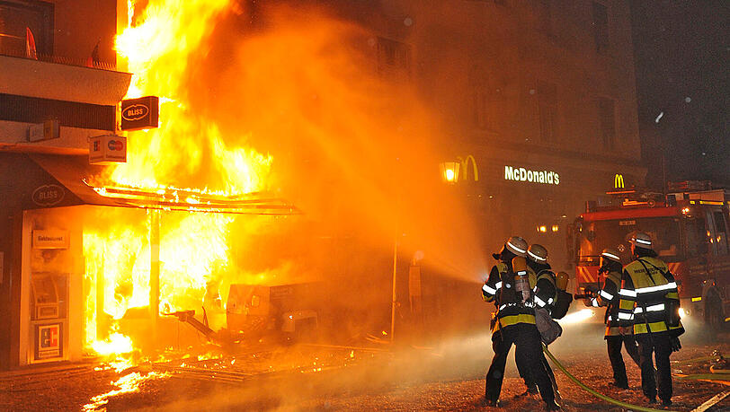 28. August 2012: Feuerwehrleute nach der Sprengung einer
Fliegerbombe in der Altschwabinger Feilitzschstraße. Eine Stadt wie
München, die Feuerwehrleute braucht, muss sie sich selbst
ausbilden. 28. August 2012: Feuerwehrleute nach der Sprengung einer
Fliegerbombe in der Altschwabinger Feilitzschstraße. Eine Stadt wie
München, die Feuerwehrleute braucht, muss sie sich selbst
ausbilden.