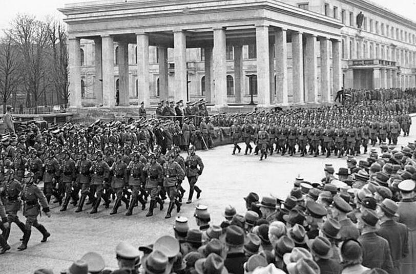 30er Jahre: Nazi-Aufmarsch am Königsplatz.