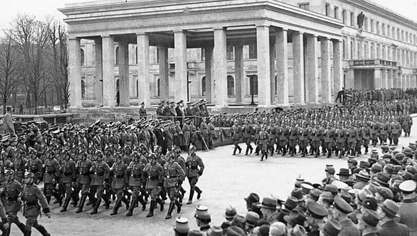 30er Jahre: Nazi-Aufmarsch am Königsplatz. 30er Jahre: Nazi-Aufmarsch am Königsplatz.