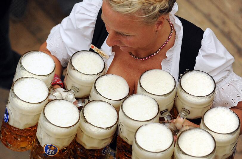 Maß-volle Berechnung von Söder: Auch Volksfest-Bedienungen wählen - er will ihnen nun mehr Netto zusichern.