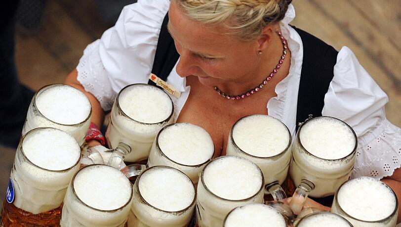 Maß-volle Berechnung von Söder: Auch Volksfest-Bedienungen wählen - er will ihnen nun mehr Netto zusichern.