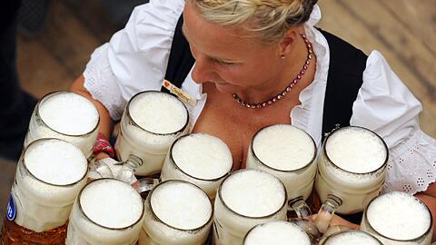 Maß-volle Berechnung von Söder: Auch Volksfest-Bedienungen wählen - er will ihnen nun mehr Netto zusichern.