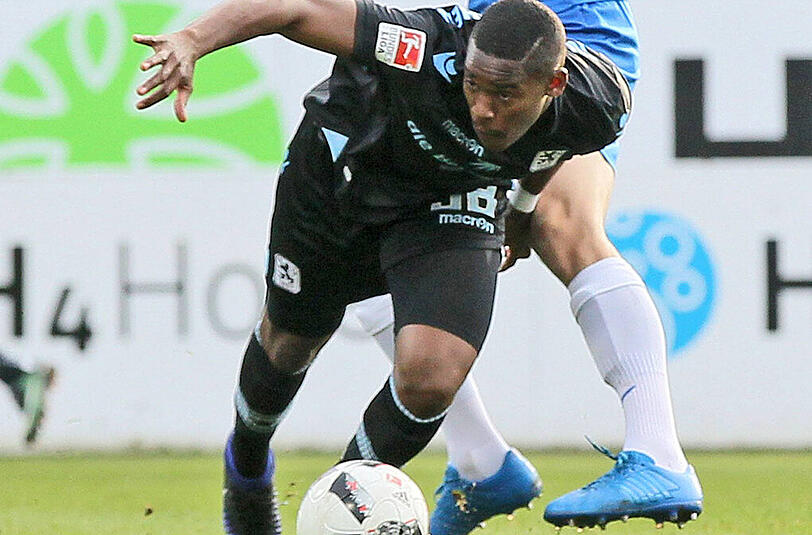 Romuald Lacazette: Note 4. Große Einsatzbereitschaft, Präsenz und Passsicherheit ließen dennoch zu wünschen übrig. Traum-Chip auf Aigner, doch zu wenige solcher Ideen.