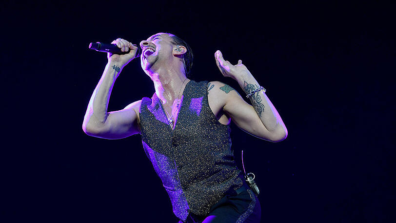 Depeche Mode um Sänger Dave Gahan und Gitarrist Martin Gore begeisterten mit Klassikern und Songs des neuen Albums die Massen im Münchner Olympiastadion.