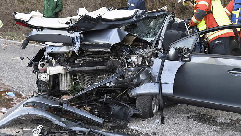 Die beiden Autos wurden bei dem Unfall  komplett zerstört - Bilder vom Bergungseinsatz.