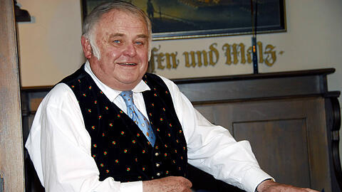 Er möchte zufrieden bleiben: Richard Süßmeier, berühmt geworden als Wirte-Napoleon (Straubinger Hof, Gaststätte Großmarkthalle, Zum
Spöckmeier, Forsthaus Wörnbrunn, Armbrustschützenzelt), wird jetzt 90.
