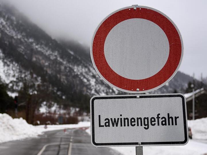 Ein Schild weist auf Lawinengefahr hin. Foto: Angelika Warmuth/dpa/Archivbild