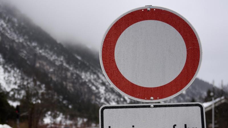 Ein Schild weist auf Lawinengefahr hin. Foto: Angelika Warmuth/dpa/Archivbild Ein Schild weist auf Lawinengefahr hin. Foto: Angelika Warmuth/dpa/Archivbild
