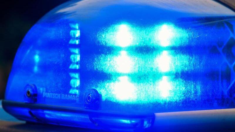 Blaulicht auf dem Dach eines Einsatzwagens der Polizei. Foto: Patrick Pleul/zb/dpa/Archivbild