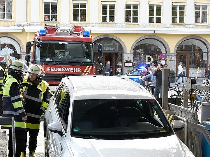 Ein Fahrzeug steckt im Treppenabgang zum U-Bahnhof am Marienplatz fest. Foto: Berufsfeuerwehr München