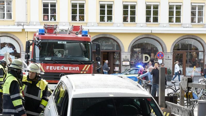 Ein Fahrzeug steckt im Treppenabgang zum U-Bahnhof am Marienplatz fest. Foto: Berufsfeuerwehr München Ein Fahrzeug steckt im Treppenabgang zum U-Bahnhof am Marienplatz fest. Foto: Berufsfeuerwehr München