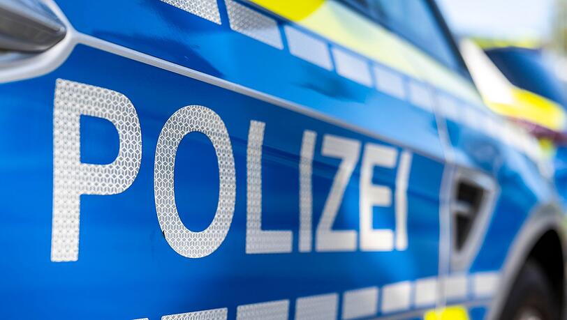 An der Tür eines Streifenwagens steht der Schriftzug "Polizei".