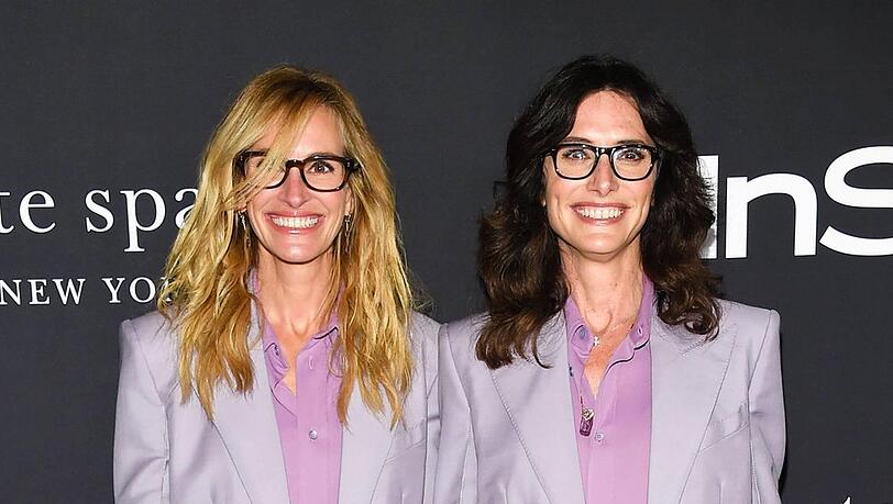 Nur die Haarfarbe ist anders: Schauspielerin Julia Roberts (l.) und Stylistin Elizabeth Stewart sehen sich extrem ähnlich.