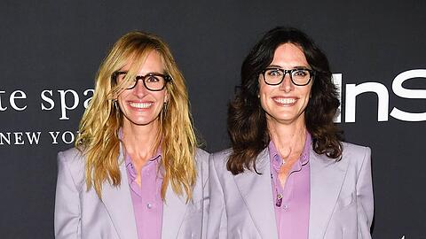 Nur die Haarfarbe ist anders: Schauspielerin Julia Roberts (l.) und Stylistin Elizabeth Stewart sehen sich extrem ähnlich.