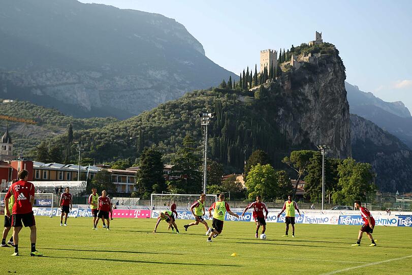 Der FC Bayern München hat in seinem Trainingslager am Gardasee die erste Einheit bestritten. Impressionen aus Arco.