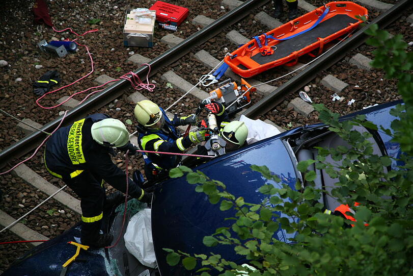 Furchtbarer Unfall im Landkreis Altötting: Ein PKW fliegt von einer Brücke herunter und knallt auf das Gleisbett. Drei junge Menschen kommen schwer verletzt in die Klinik.