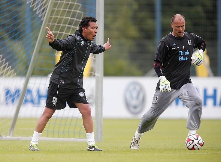 Ricardo Moniz mit Torwart Gabor Kiraly.