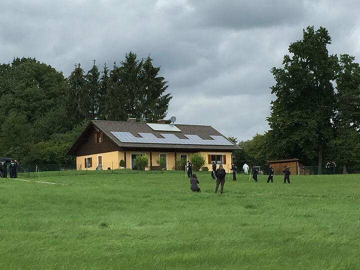 Die Ermittler am Tatort: In diesem Haus in Meiling wurde das Ehepaar Opfer des Raubüberfalls.