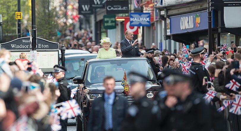 Während Politiker aus dem In- und Ausland die Verdienste der Queen ehren, feiern in Windsor die Untertanen ihre Monarchin. Die Bilder zum Durchklicken.