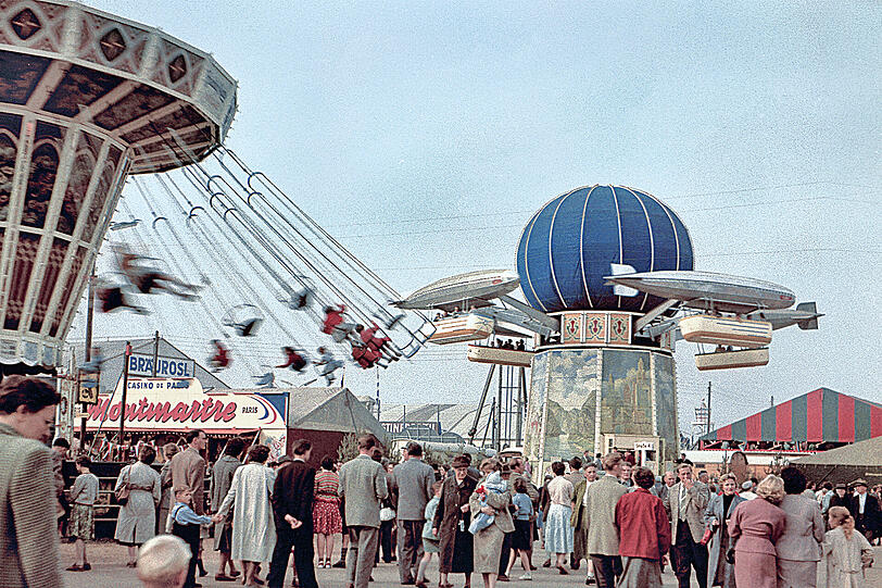 Das Oktoberfest um 1955. Heutige Wiesnfans, die auf ihre traditionsbewusste Kleidung wert legen, sollten das Bild genau betrachten: Sehen Sie eine Tracht?