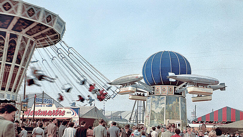 Das Oktoberfest um 1955. Heutige Wiesnfans, die auf ihre traditionsbewusste Kleidung wert legen, sollten das Bild genau betrachten: Sehen Sie eine Tracht? Das Oktoberfest um 1955. Heutige Wiesnfans, die auf ihre traditionsbewusste Kleidung wert legen, sollten das Bild genau betrachten: Sehen Sie eine Tracht?