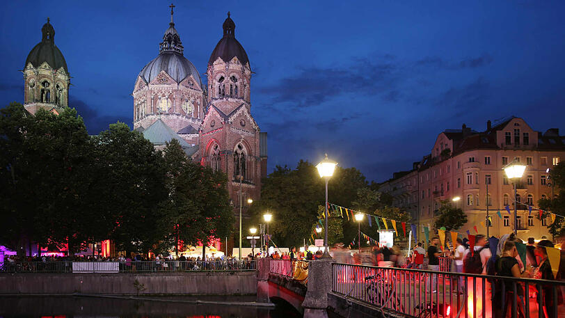 Am Abend sorgt die Beleuchtung beim Isarinselfest immer für eine stimmungsvolle Atmosphäre.