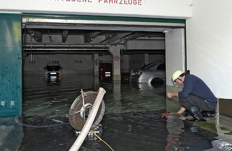 In der Nacht ist die Tiefgarage in der Charles-de-Gaulle Straße mit Wasser vollgelaufen.