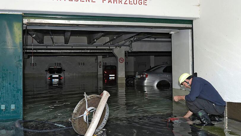In der Nacht ist die Tiefgarage in der Charles-de-Gaulle Straße mit Wasser vollgelaufen. In der Nacht ist die Tiefgarage in der Charles-de-Gaulle Straße mit Wasser vollgelaufen.