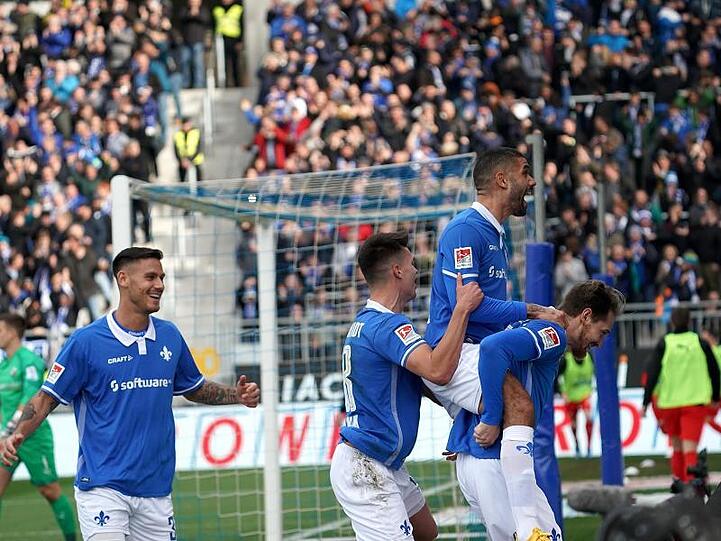 Der Darmstädter Immanuel Höhn (r) jubelt über sein Tor zum 1:0 mit den Mannschaftskameraden.