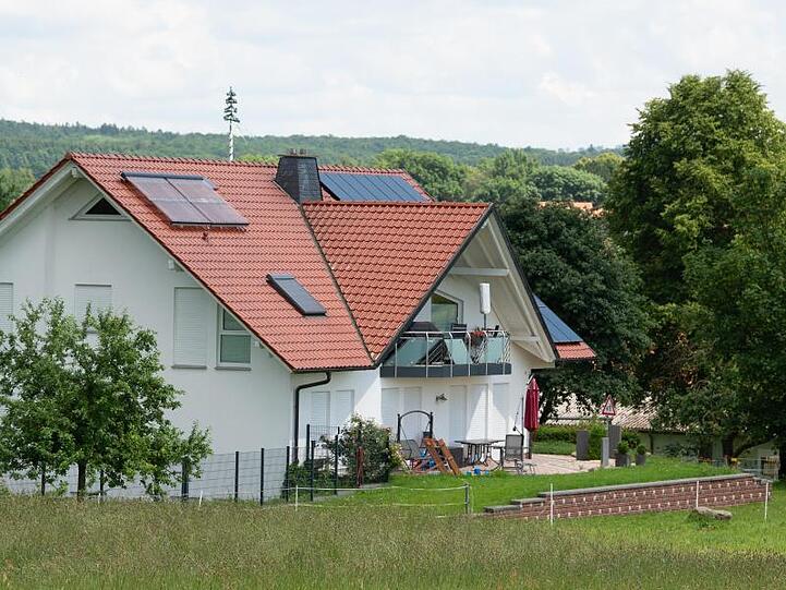 Außenansicht vom Wohnhaus des ermordeten Kasseler Regierungspräsidenten Walter Lübcke (CDU).