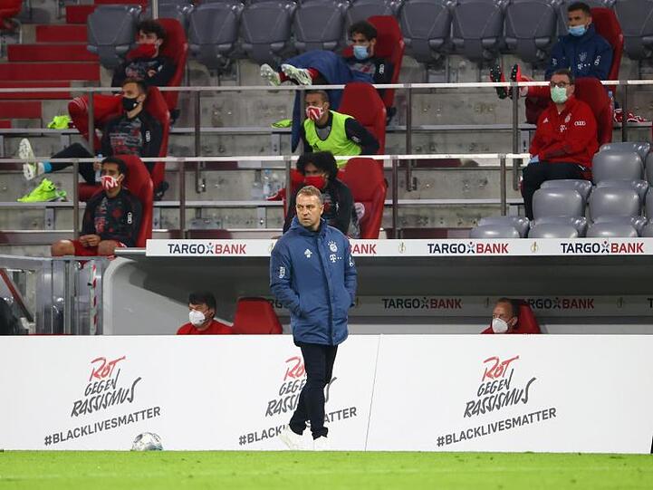 Trainer Hansi Flick beobachtet das Spiel. Foto: Kai Pfaffenbach/Reuters/Pool/dpa/Archivbild