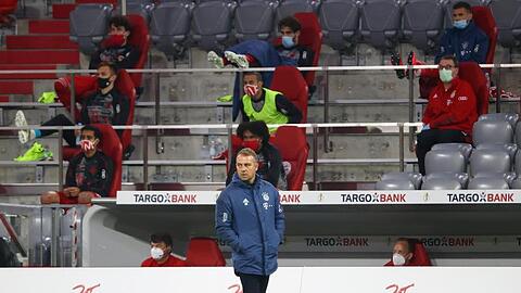 Trainer Hansi Flick beobachtet das Spiel. Foto: Kai Pfaffenbach/Reuters/Pool/dpa/Archivbild