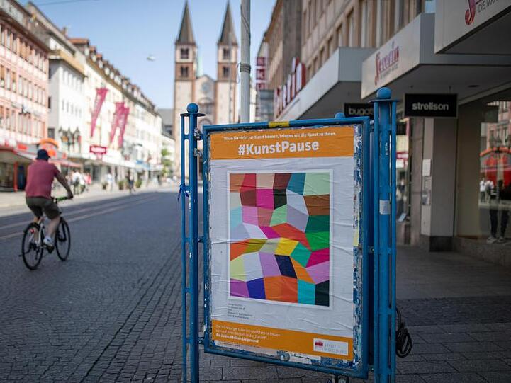 Ein Plakat mit einem Gemälde aus der Sammlung der Würzburger Museen hängt in der Innenstadt. Foto: Daniel Karmann/dpa