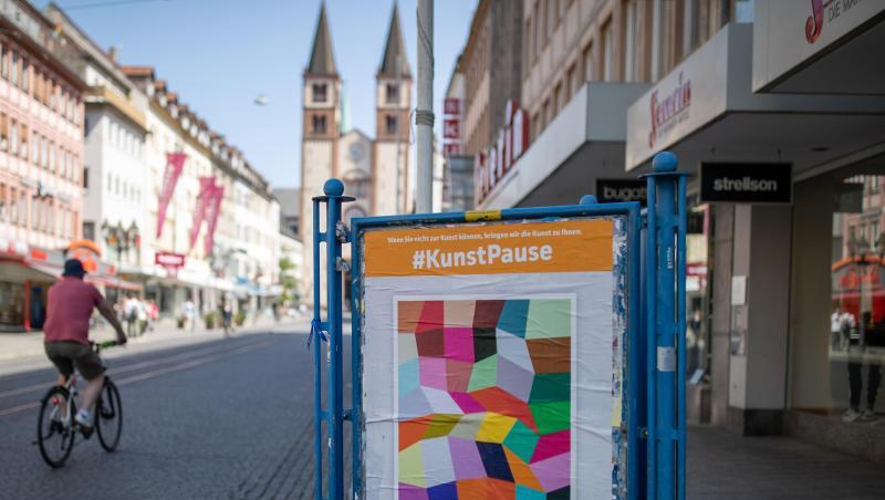 Ein Plakat mit einem Gemälde aus der Sammlung der Würzburger Museen hängt in der Innenstadt. Foto: Daniel Karmann/dpa Ein Plakat mit einem Gemälde aus der Sammlung der Würzburger Museen hängt in der Innenstadt. Foto: Daniel Karmann/dpa
