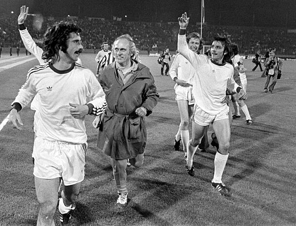 Bayern-Trainer Udo Lattek (M) im Siegesjubel auf einer Ehrenrunde mit seinen Schützlingen Gerd Müller (l), Conny Torstensson (2.v.r, hinten) und Jupp Kapellmann (r, vorn). Der FC Bayern München gewinnt am 17.05.1974 vor 25.000 Zuschauern im Brüsseler Heysel-Stadion den Fußball-Europapokal der Landesmeister Cup durch ein 4-0 im wiederholten Endspiel gegen Atletico Madrid. Zwei Tage zuvor hatten sich beide Seiten 1-1 nach Verlängerung getrennt. Bayern-Trainer Udo Lattek (M) im Siegesjubel auf einer Ehrenrunde mit seinen Schützlingen Gerd Müller (l), Conny Torstensson (2.v.r, hinten) und Jupp Kapellmann (r, vorn). Der FC Bayern München gewinnt am 17.05.1974 vor 25.000 Zuschauern im Brüsseler Heysel-Stadion den Fußball-Europapokal der Landesmeister Cup durch ein 4-0 im wiederholten Endspiel gegen Atletico Madrid. Zwei Tage zuvor hatten sich beide Seiten 1-1 nach Verlängerung getrennt.
