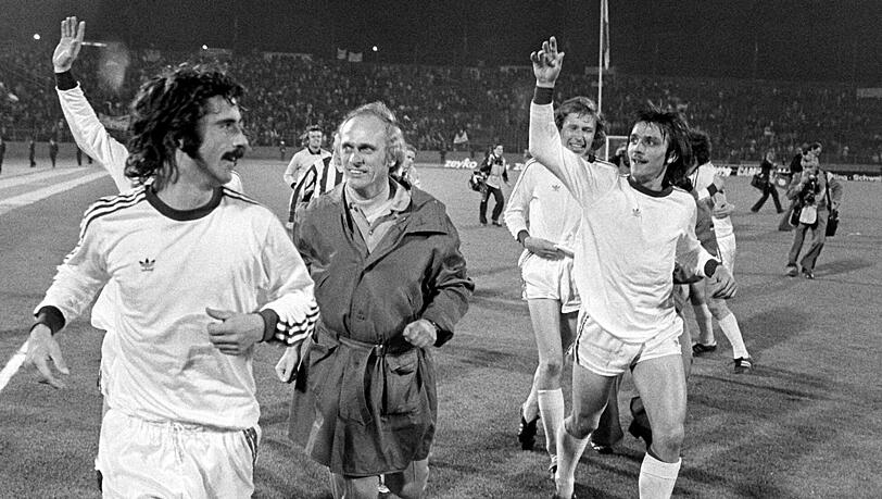 Bayern-Trainer Udo Lattek (M) im Siegesjubel auf einer Ehrenrunde mit seinen Schützlingen Gerd Müller (l), Conny Torstensson (2.v.r, hinten) und Jupp Kapellmann (r, vorn). Der FC Bayern München gewinnt am 17.05.1974 vor 25.000 Zuschauern im Brüsseler Heysel-Stadion den Fußball-Europapokal der Landesmeister Cup durch ein 4-0 im wiederholten Endspiel gegen Atletico Madrid. Zwei Tage zuvor hatten sich beide Seiten 1-1 nach Verlängerung getrennt. Bayern-Trainer Udo Lattek (M) im Siegesjubel auf einer Ehrenrunde mit seinen Schützlingen Gerd Müller (l), Conny Torstensson (2.v.r, hinten) und Jupp Kapellmann (r, vorn). Der FC Bayern München gewinnt am 17.05.1974 vor 25.000 Zuschauern im Brüsseler Heysel-Stadion den Fußball-Europapokal der Landesmeister Cup durch ein 4-0 im wiederholten Endspiel gegen Atletico Madrid. Zwei Tage zuvor hatten sich beide Seiten 1-1 nach Verlängerung getrennt.