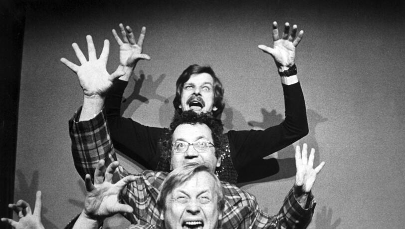 Rainer Basedow (Zweiter von unten) mit den Lach- und Schieß-Kollegen Veronika Faber, Kurt Weinzierl und Bernd Stephan (ganz oben) im Programm "Im Namen der Direktion" (1977). Rainer Basedow (Zweiter von unten) mit den Lach- und Schieß-Kollegen Veronika Faber, Kurt Weinzierl und Bernd Stephan (ganz oben) im Programm "Im Namen der Direktion" (1977).