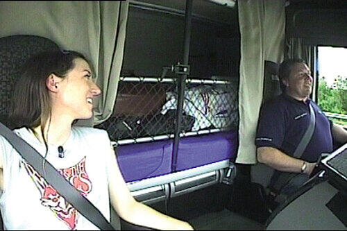 Charlotte Roche plaudert mit Trucker Harald Kostial in der Fahrerkabine seines 40-Tonners über Gott, die Welt und das Leben.