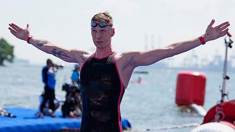 Florian Wellbrock feiert seinen WM-Titel.