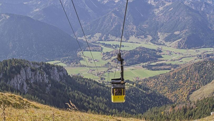 Mit der Seilbahn gelangt man in wenigen Minuten von Bayrischzell im Leitzachtal auf den Wendelstein. Aktuell hat die Seilbahn mit der Straßensperrung der B307 zu kämpfen.