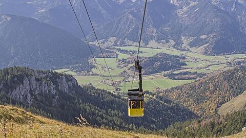 Mit der Seilbahn gelangt man in wenigen Minuten von Bayrischzell im Leitzachtal auf den Wendelstein. Aktuell hat die Seilbahn mit der Straßensperrung der B307 zu kämpfen.