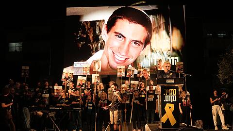 Ein Bild von Hadar Goldin bei Kundgebung in Tel Aviv.